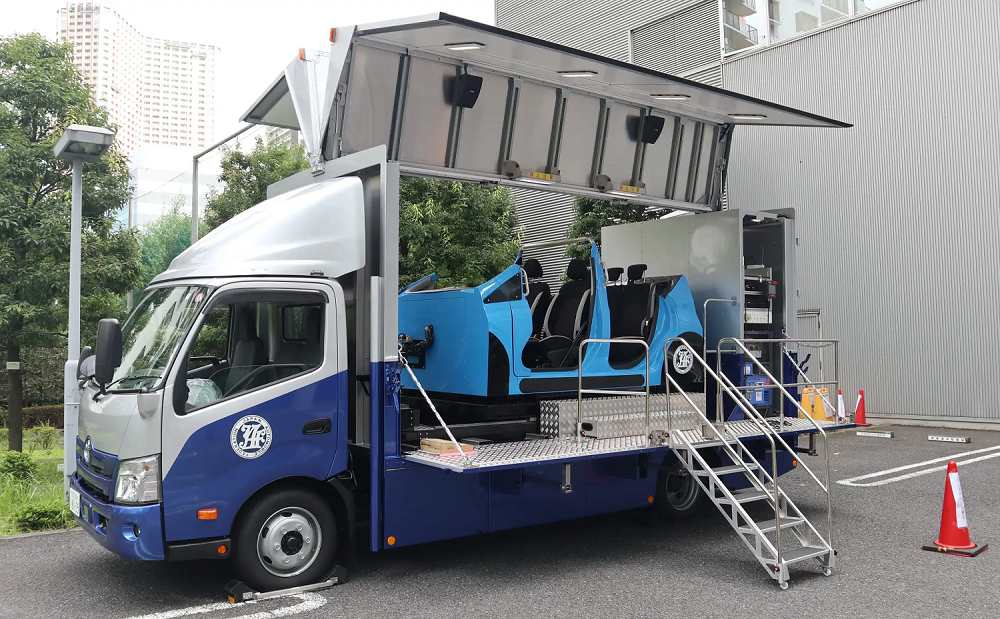 シートベルト効果体験車「まもるん」