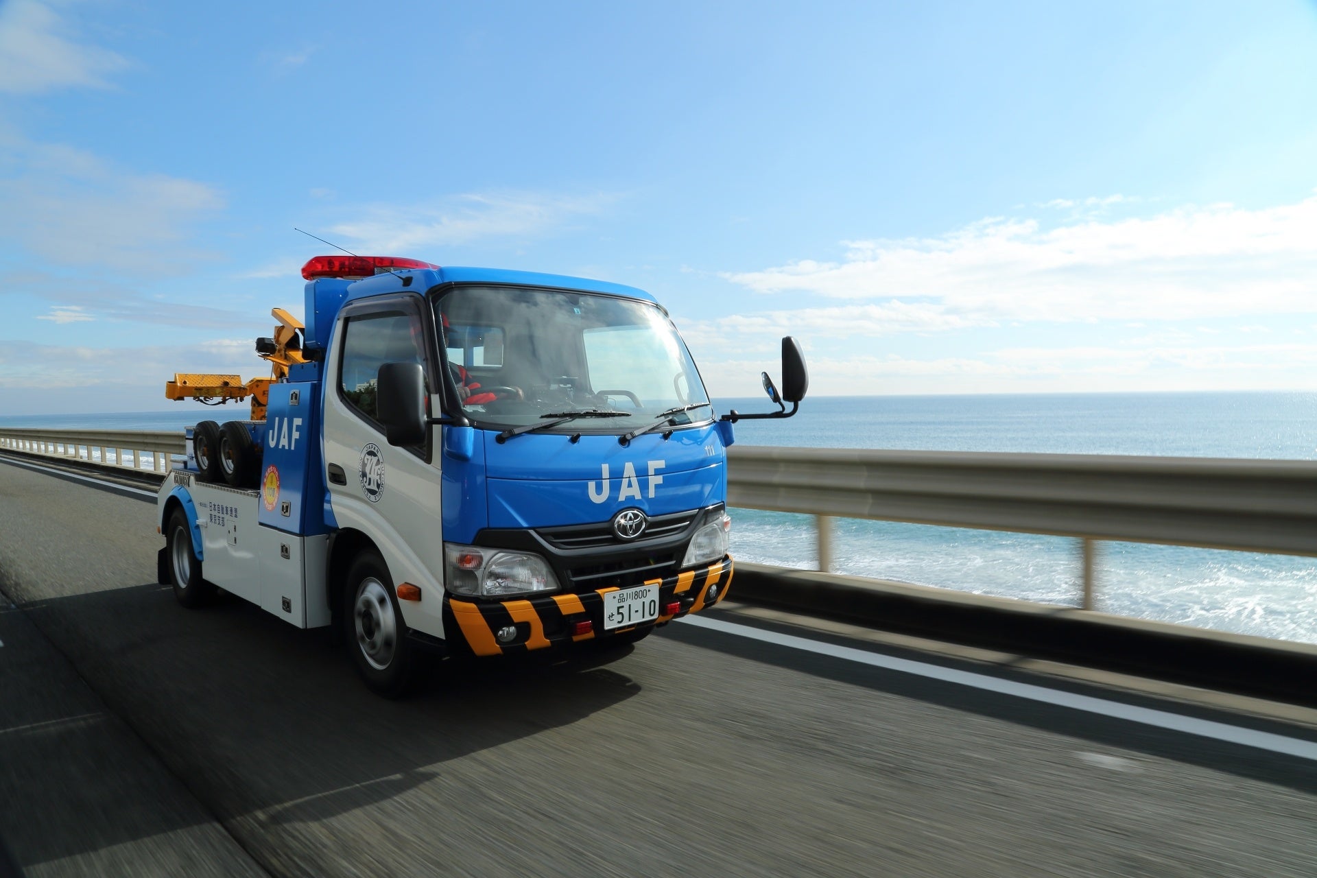 お子さまにはロードサービスの制服を着て記念撮影もしていただけます。