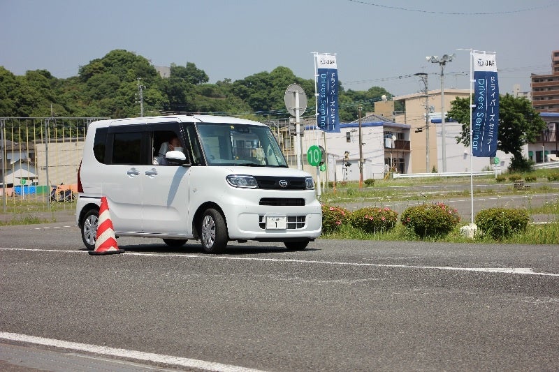 パイロンスラローム走行