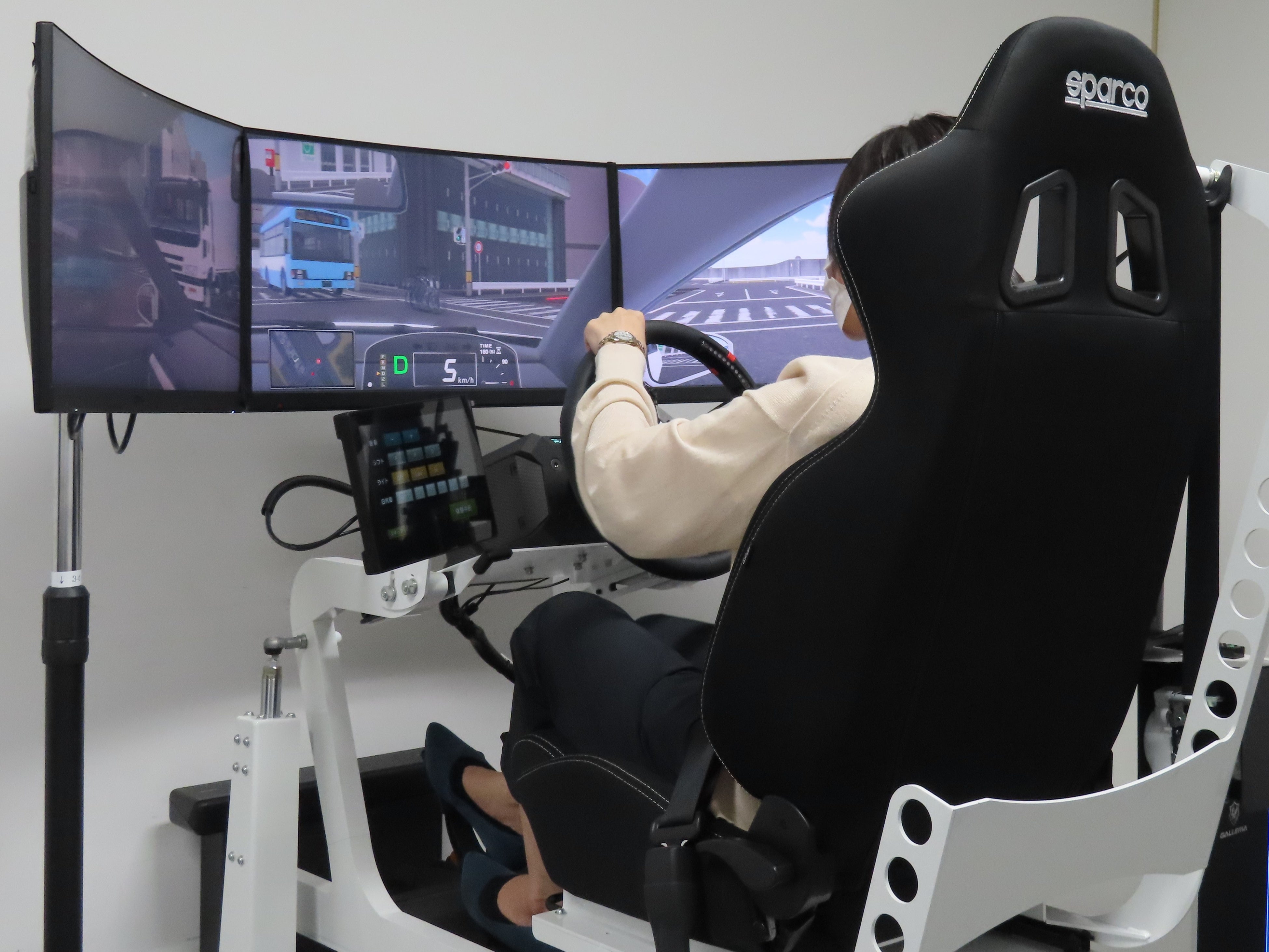 ドライビングシミュレーターを体験する参加者の様子