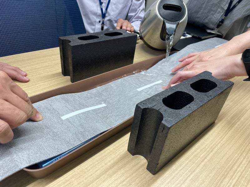 水を注いで冠水路面を再現