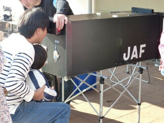 リフレクボックスで反射材の効果を体験