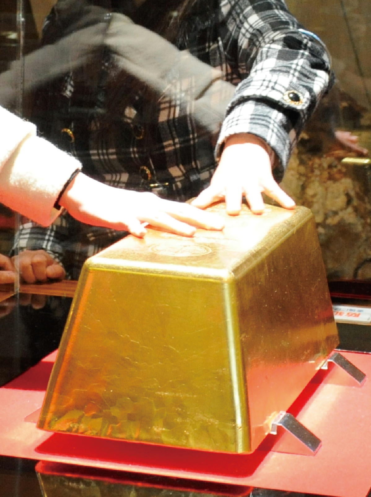 土肥金山展示の金塊（写真：土肥金山提供）