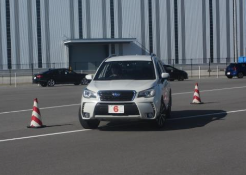 スラローム走行