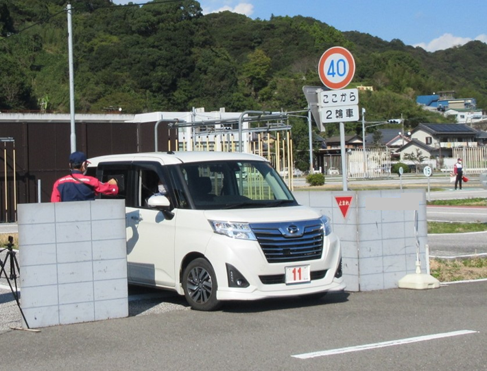 見通しの悪い交差点を通過中