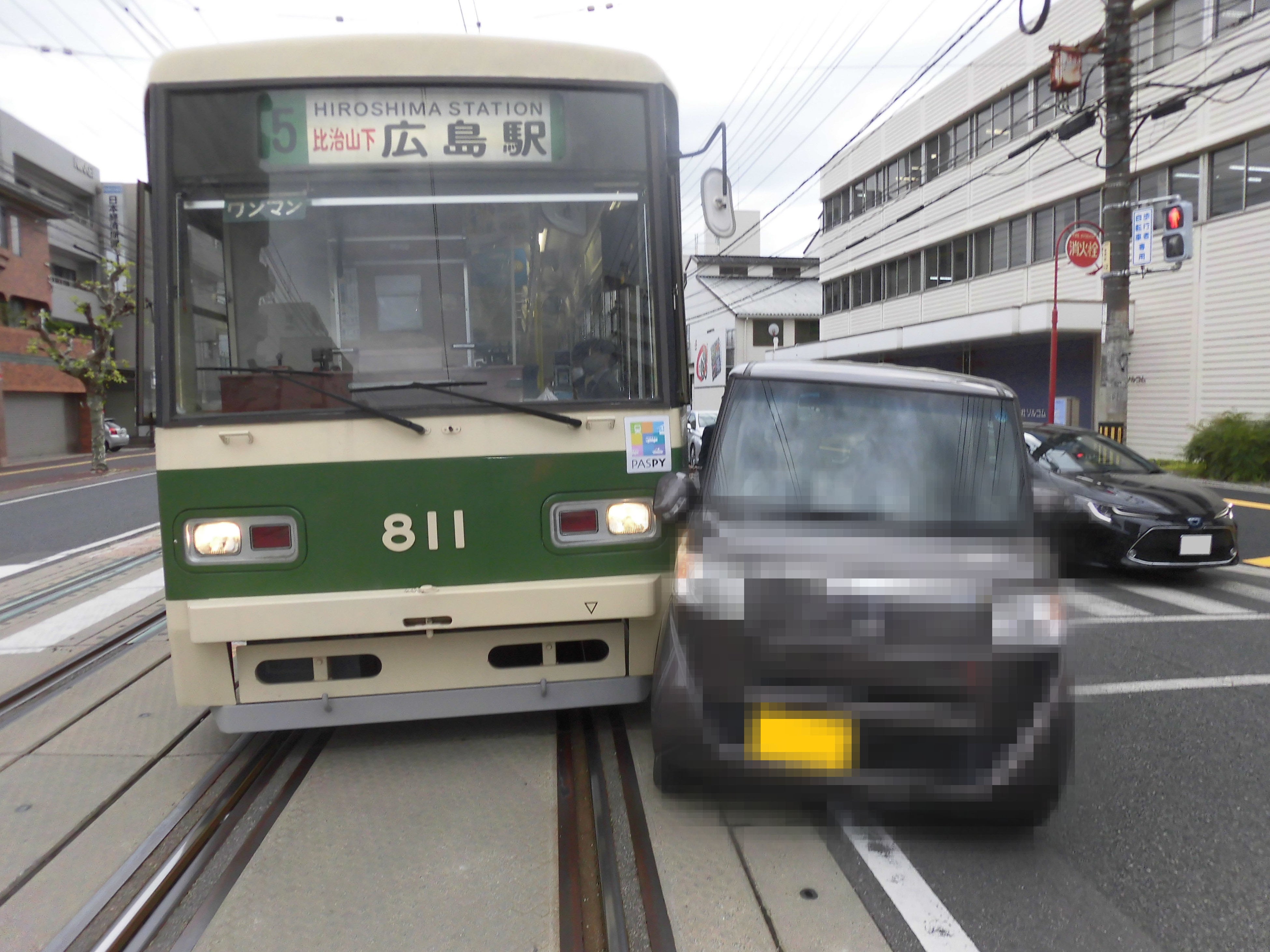路面電車と自動車の接触事故の例