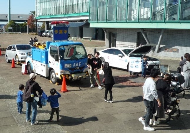昨年のイベント風景：ＪＡＦレッカー車の展示