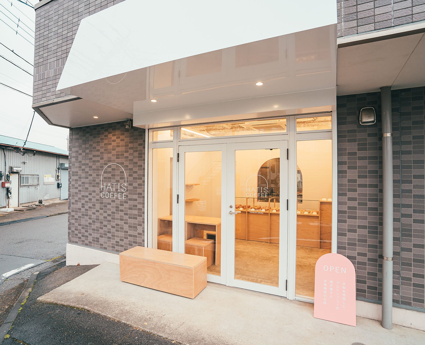 ナチュラルで温かみのある店内