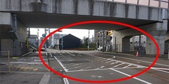 【改善前】一般ドライバーより停止禁止分部の再塗装をしてほしいとの要望(提案)が寄せられました。委員会での審議の結果改善の必要があると考えられたため、道路管理者へ再塗装の提案をしました