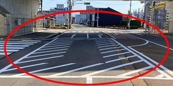 【改善後】停止禁止分部の路面標示が塗りなおされました