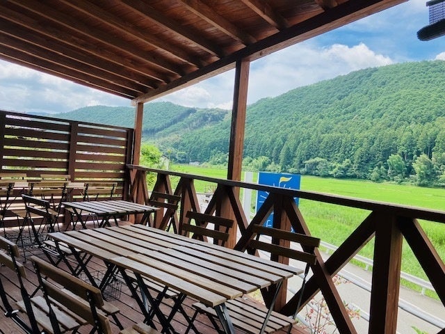 開放的なテラス席では絶景を見ながらお食事を楽しめる。