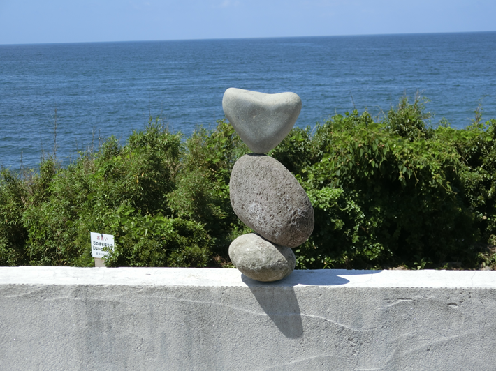 海岸の石をつかったストーンバランシング