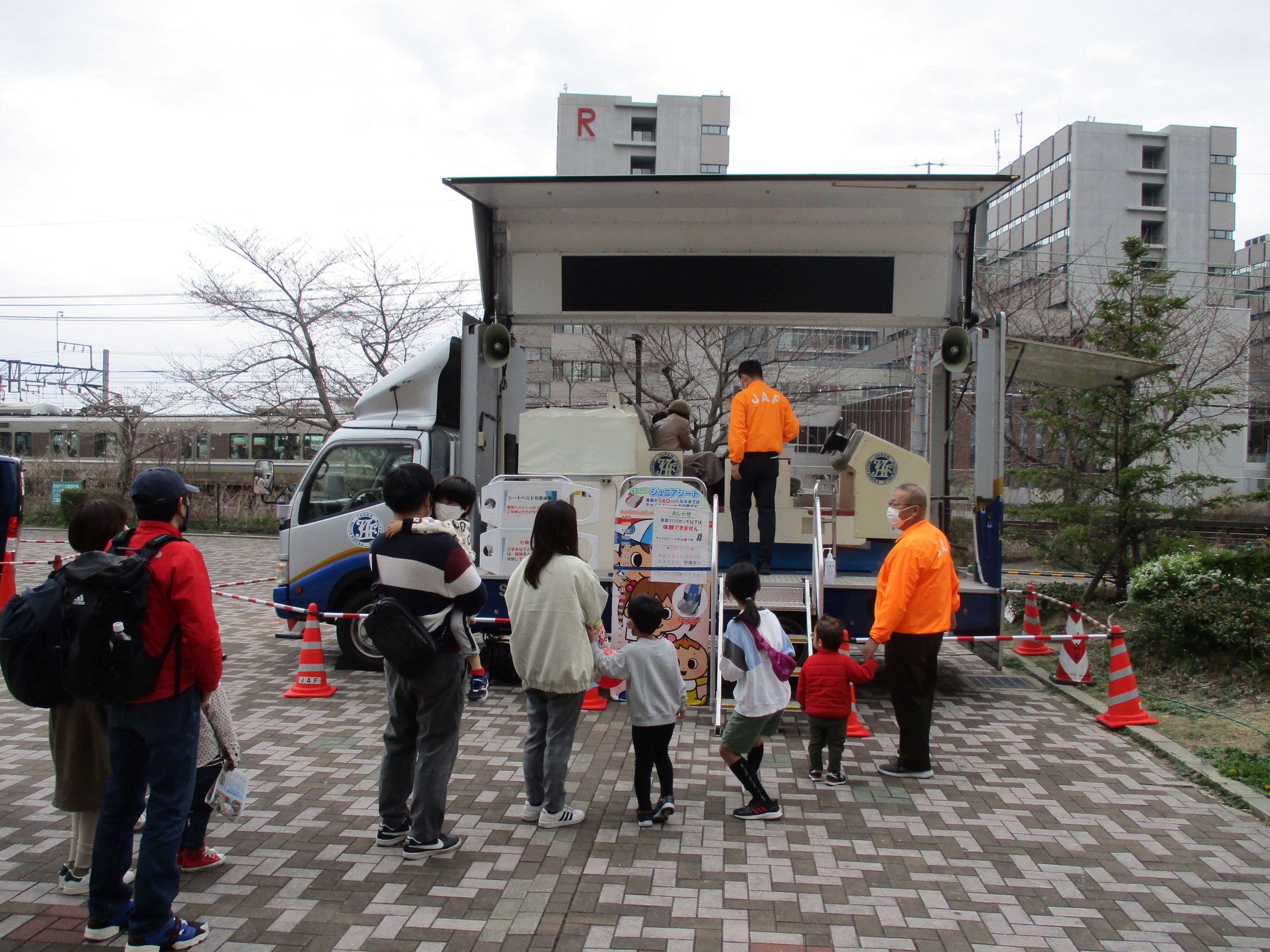シートベルト着用効果体験　イメージ