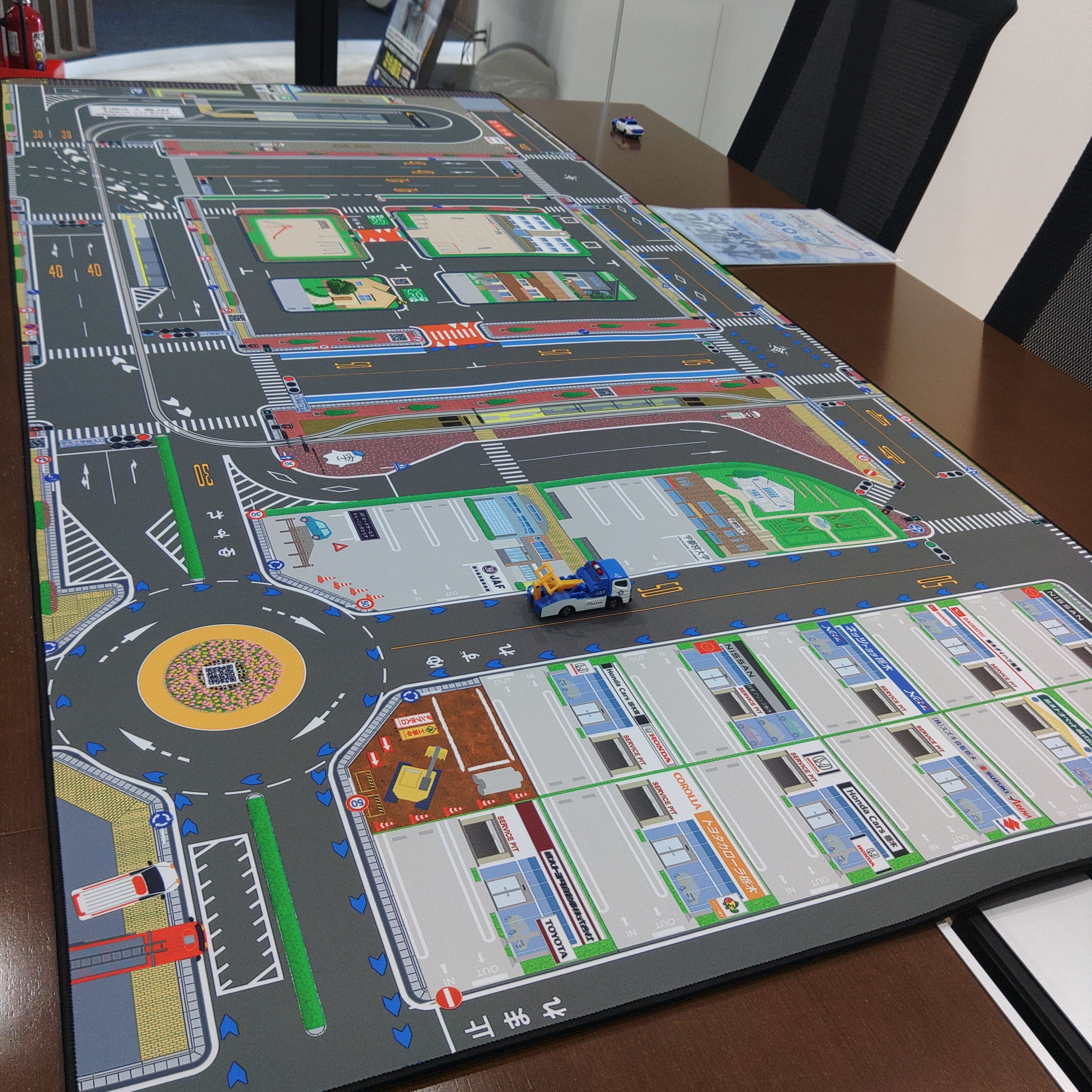大人も子どもと学べるプレイマット －LRTがあるまちの交通ルール－