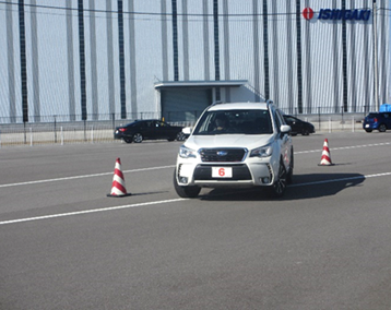 スラローム走行体験の様子 ※写真は過去の様子