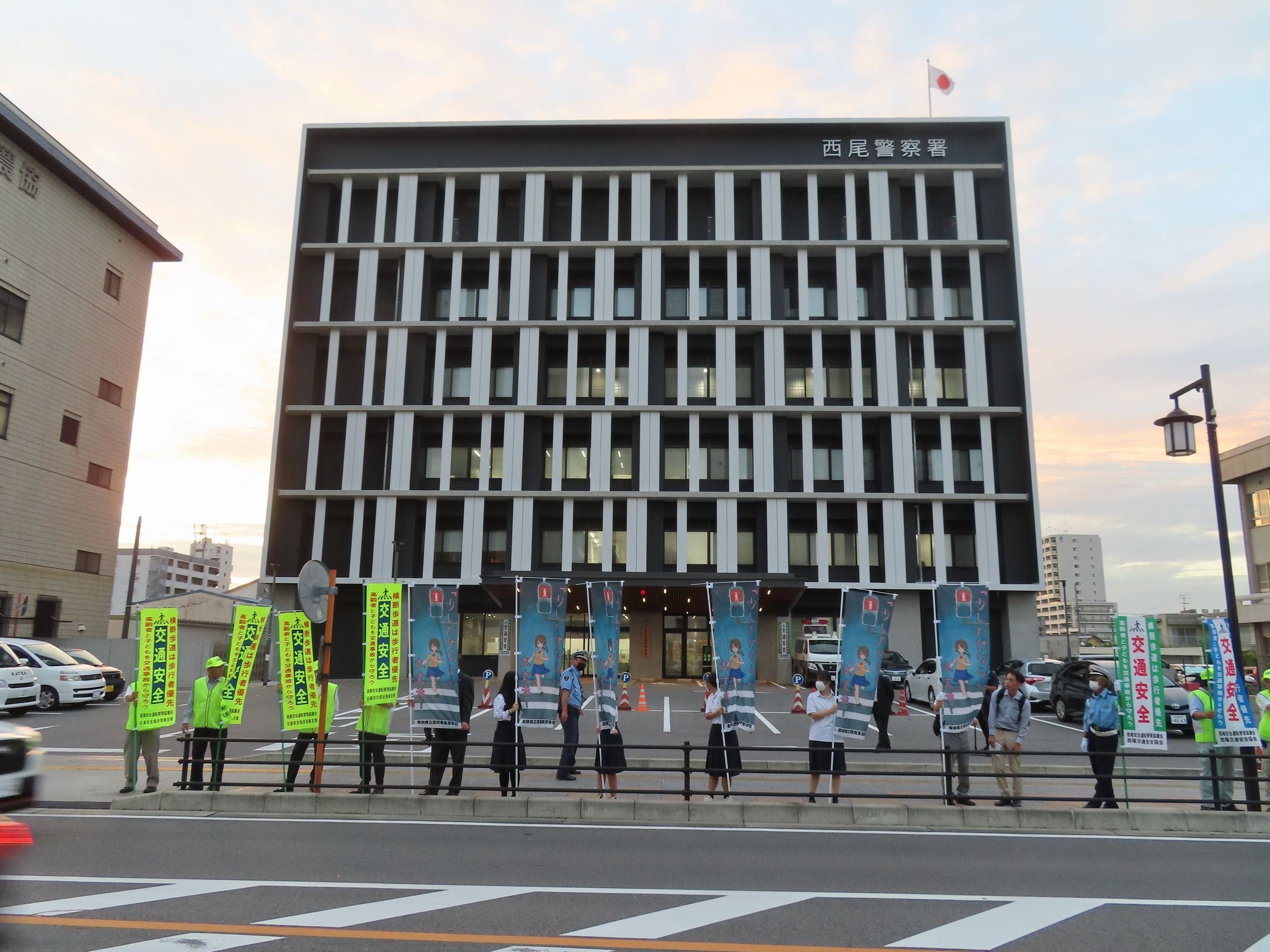 西尾警察署前にて交通安全啓発活動を実施（愛知県立西尾東高等学校）