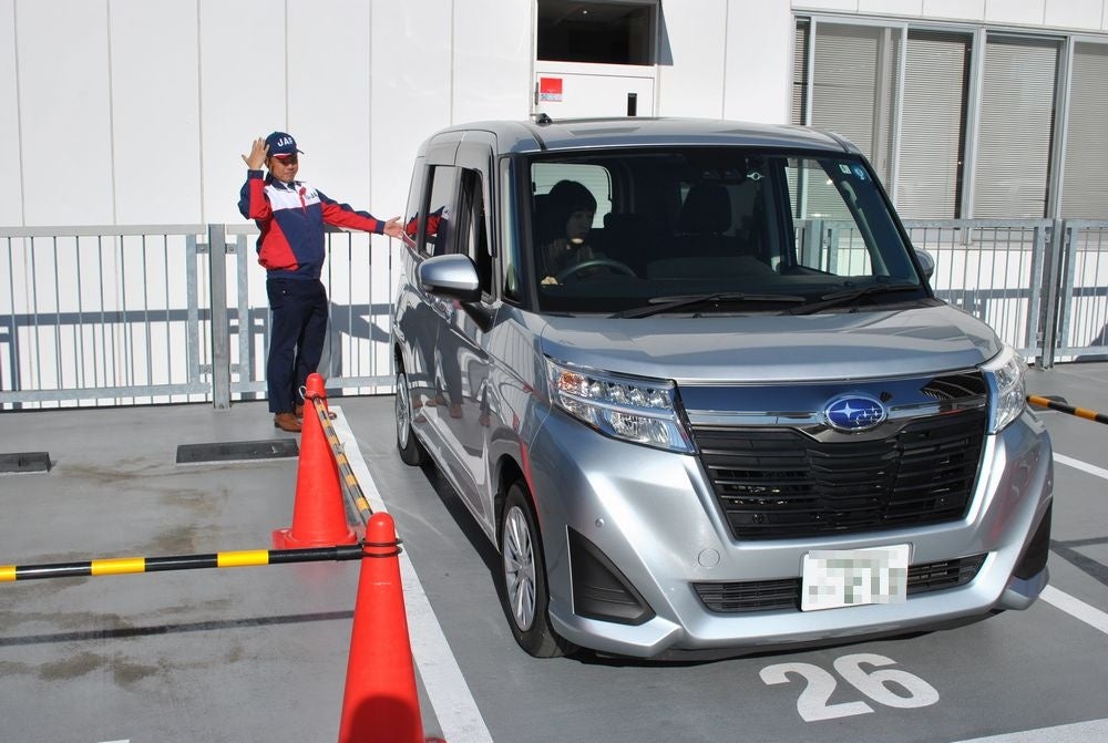 参加者に応じた車庫入れのコツを伝え、何度も練習をしていただきます。