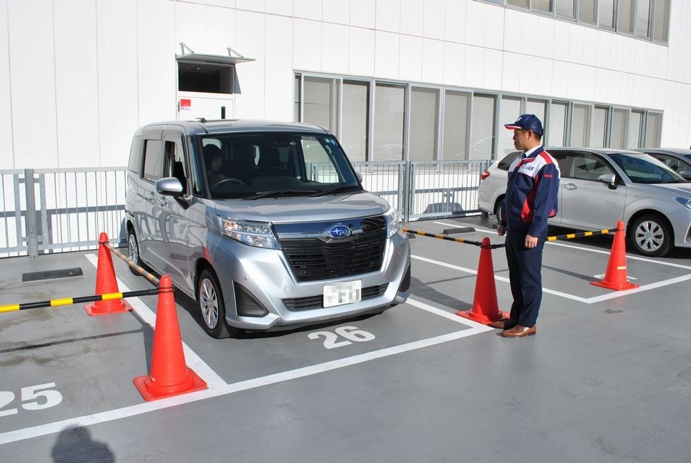 参加者が苦手としている状況を再現し、参加者に応じた車庫入れのコツを伝え、 技量を確認します。