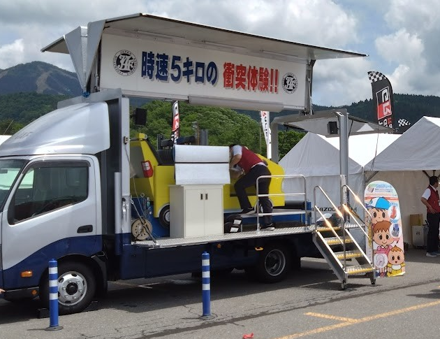 JAFブースではシートベルトの重要性などを啓発