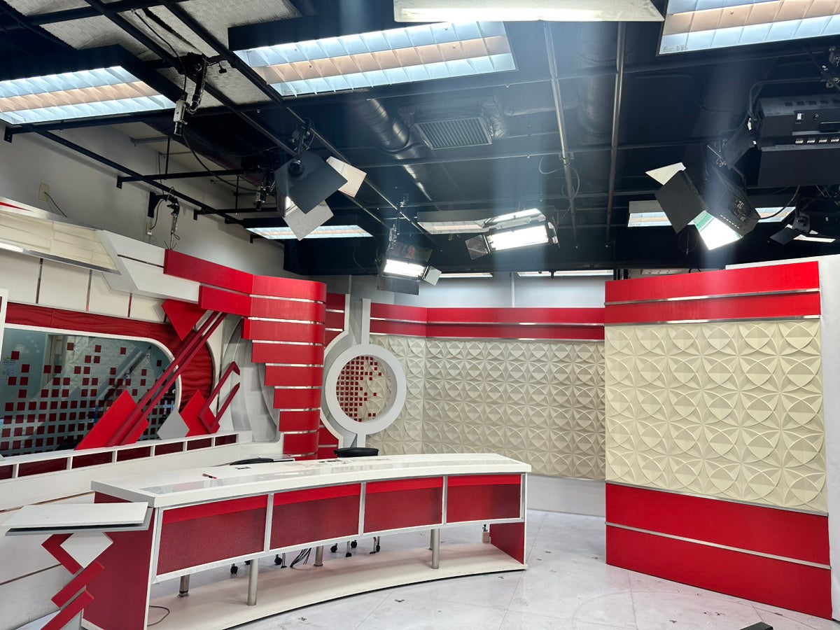 南海放送『NEWS CH.4』テレビスタジオ　提供：南海放送株式会社