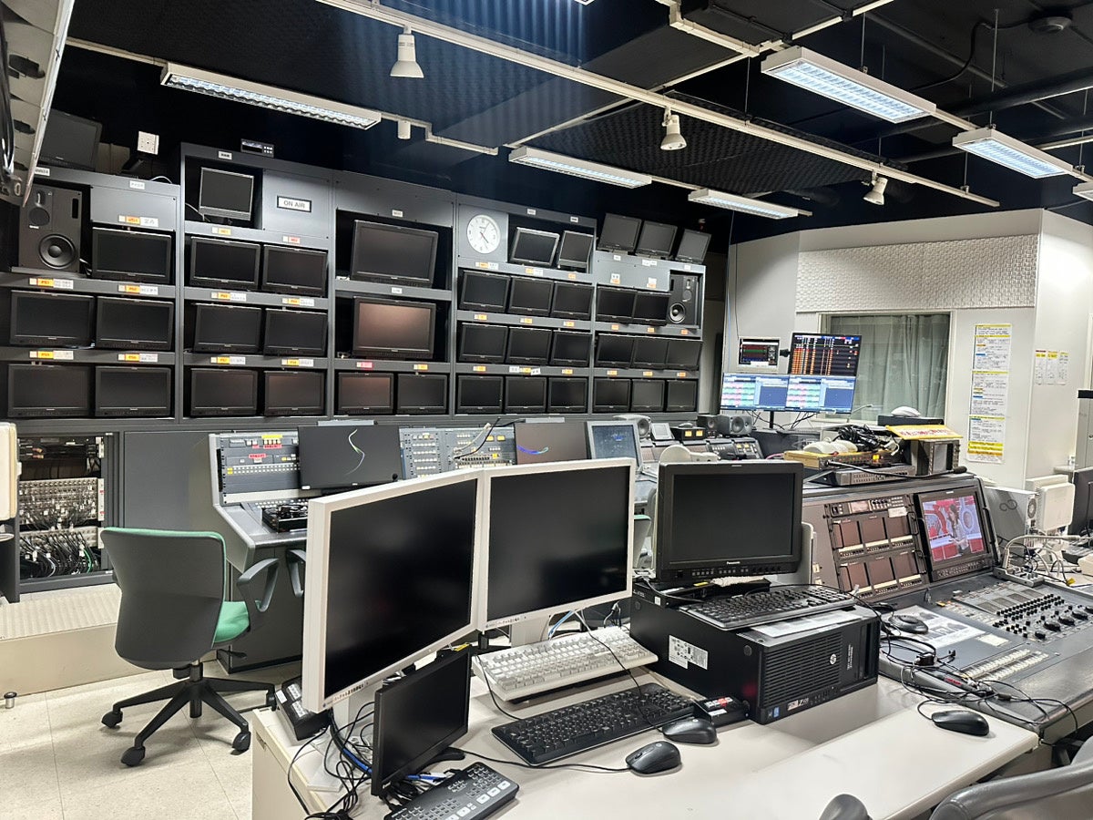 南海放送 テレビ副調室　提供：南海放送株式会社