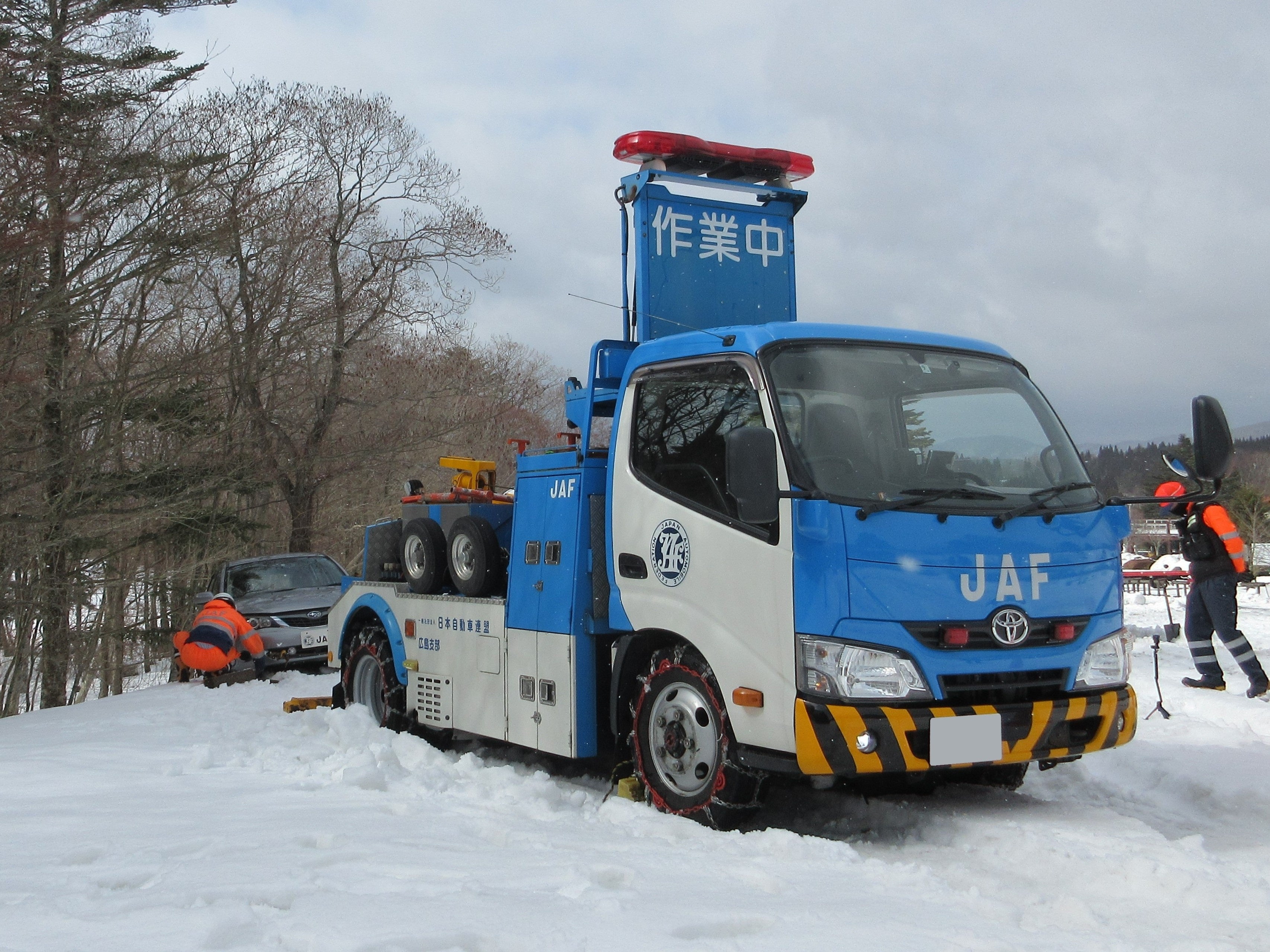 スリップ車両の救援作業の様子