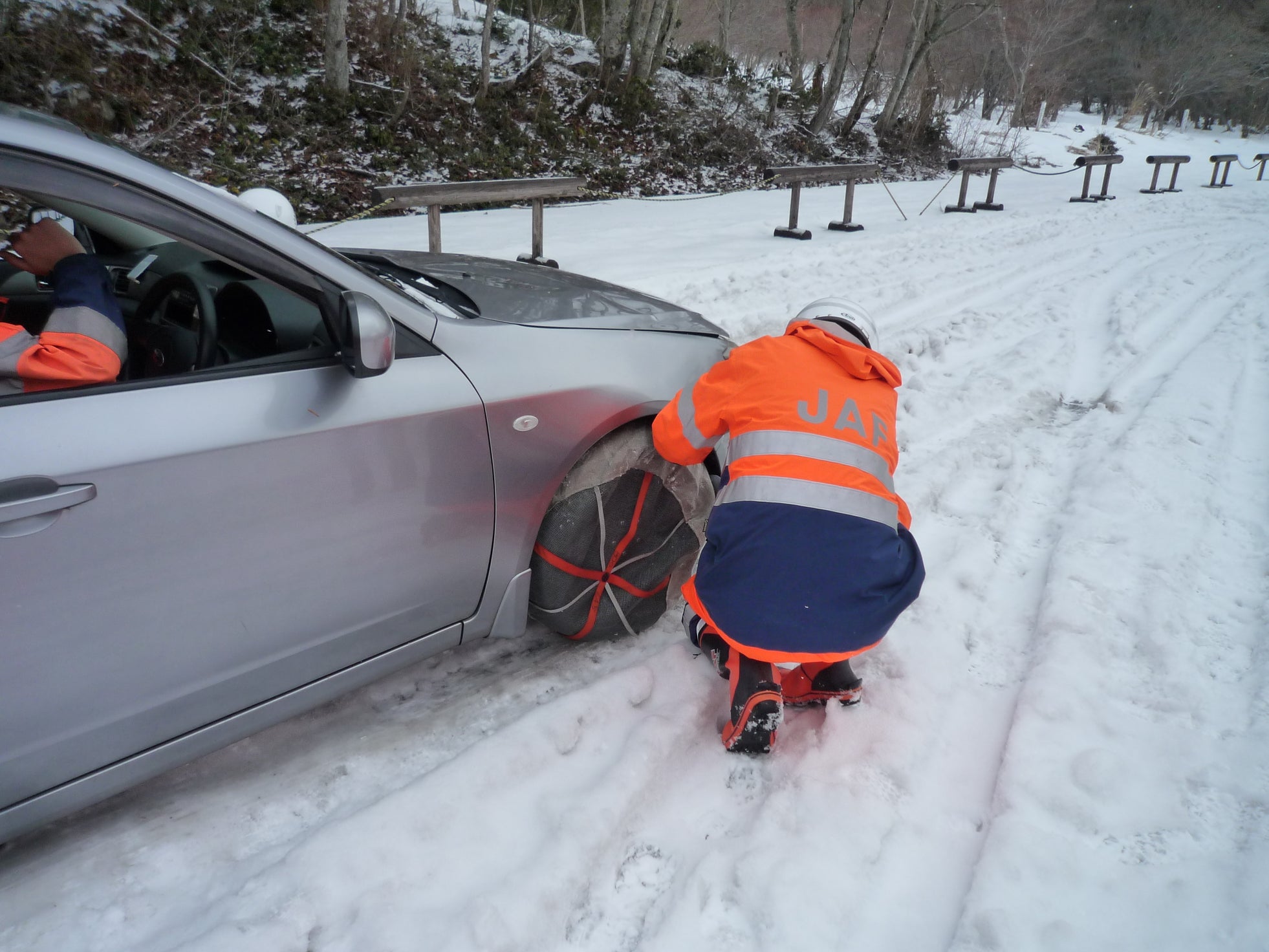 布製タイヤチェーン取り付けの様子