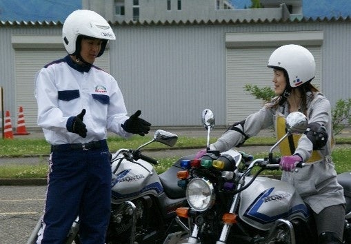 【新色オレンジ登場・レッド/グレー再販】水につかった車はドアが開きにくくなることも。車内に備えたい脱出用ハンマー「TOPPA」、蓄光ステッカー付きで予約開始