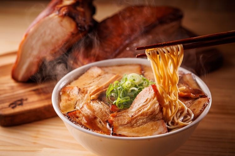 悠然と咲く蓮華のように感動的で豊かなダシを味わう】中華そば レンゲ