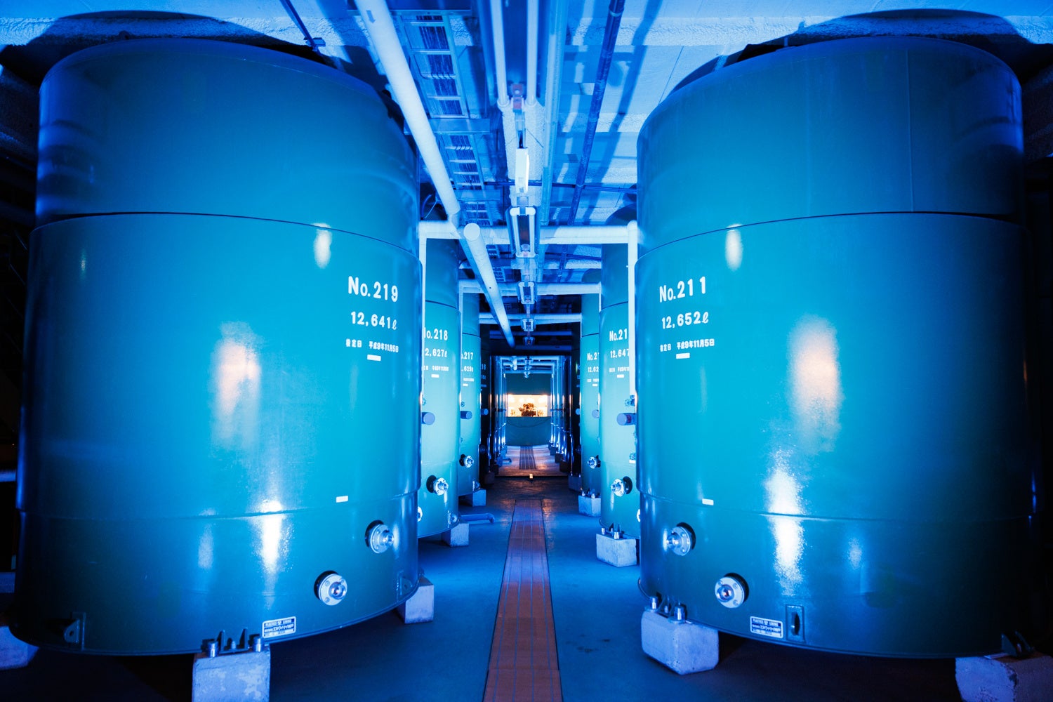 七色に光る剣菱酒造のタンク