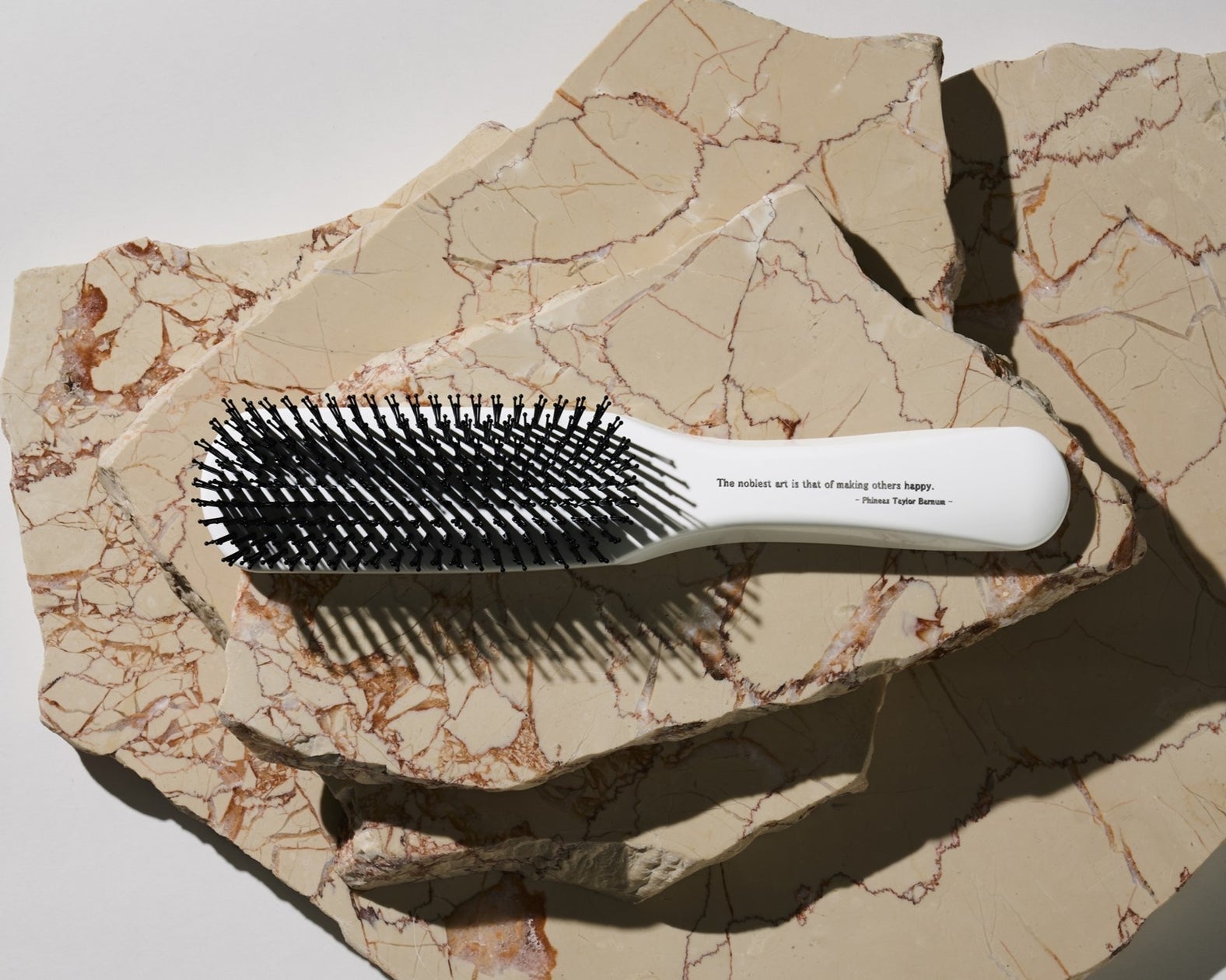 メッセージを刻印して贈る。新発想ヘアブラシが発売 | 株式会社YUBUNEのプレスリリース