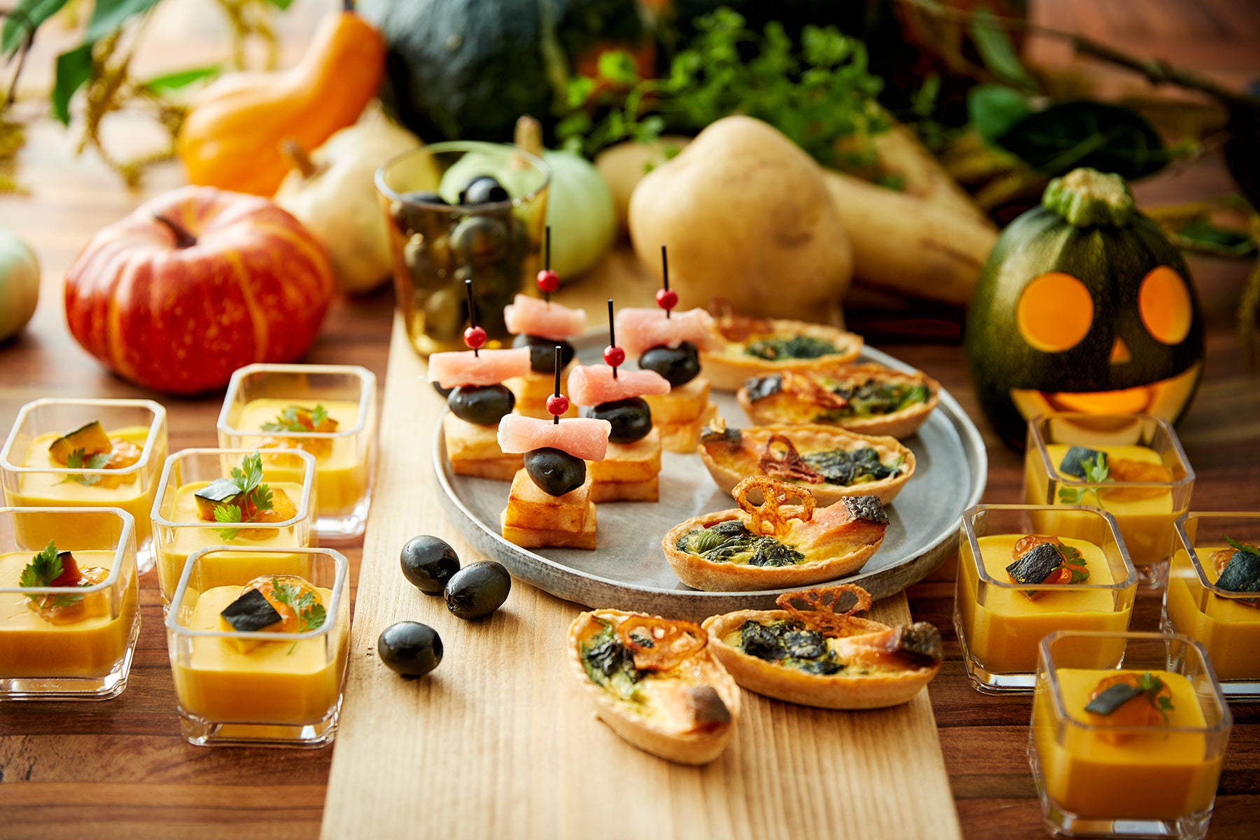 かぼちゃのムースをはじめ、鮭やオリーブなど旬の食材で作る前菜も。
