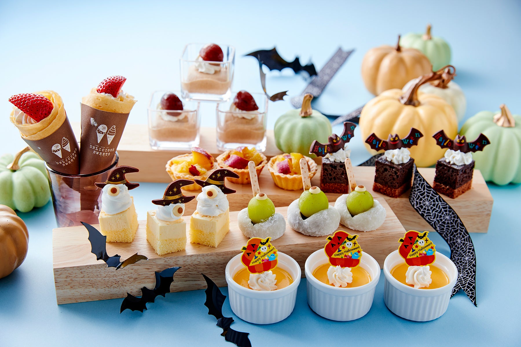 ハロウィーンの魔法で一つ目モンスターになったキュートなスイーツがいるかも！早く食べないと逃げられちゃうぞ。