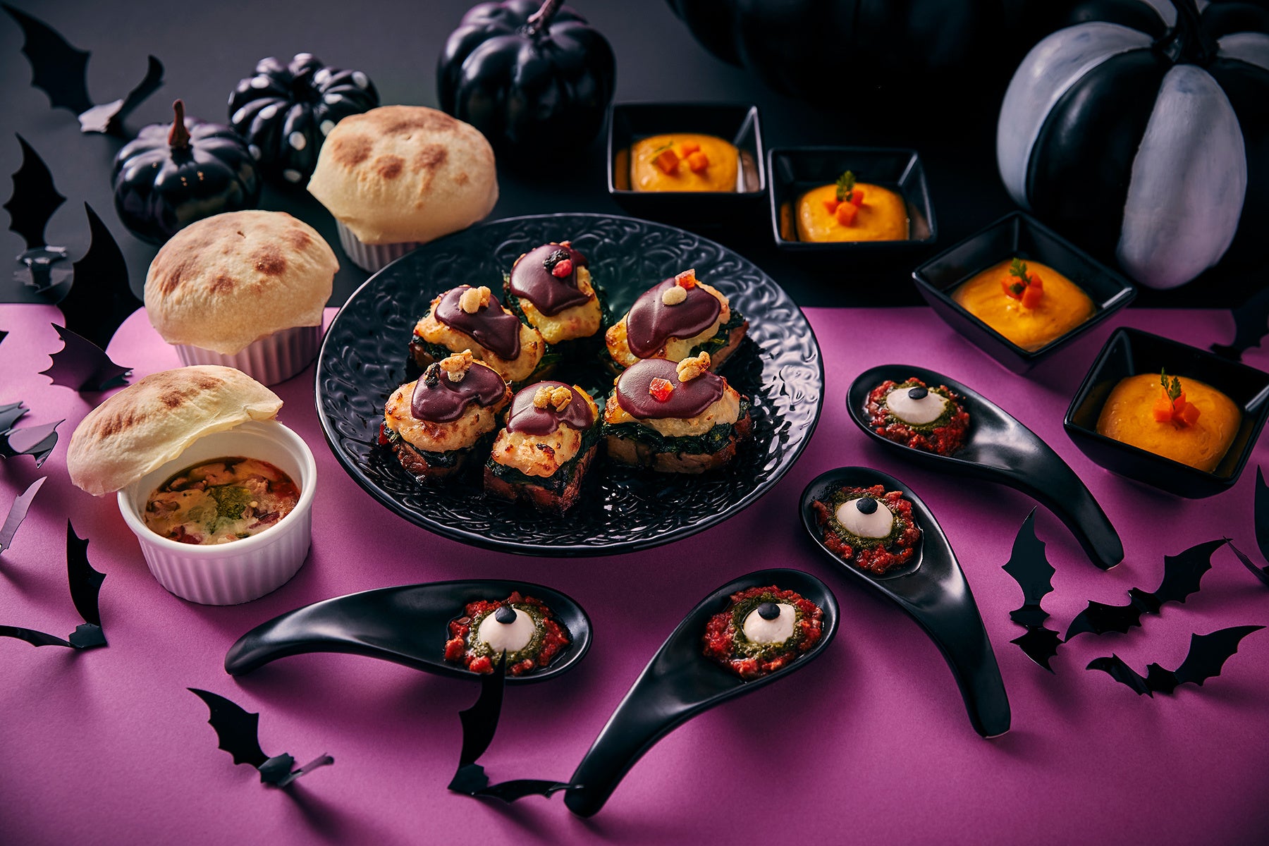 紫芋のチーズソースをのせてオーブンで焼く豚肉のポテトグラタン、血走った目玉のようなラタトゥイユとチー ズの前菜など、ハロウィーン感あふれる料理を楽しめる。