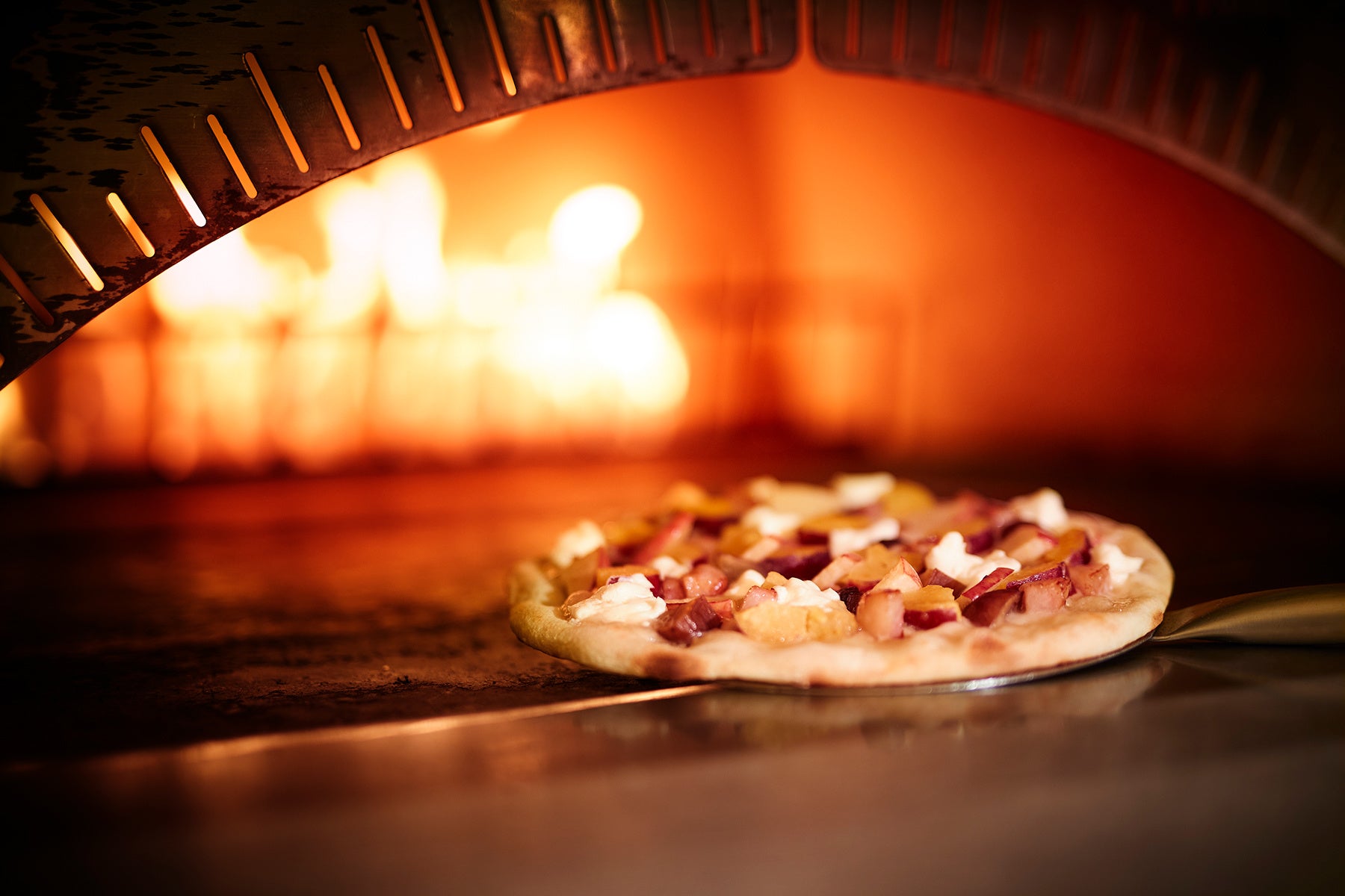 石窯で焼き上げるピッツァは外はサ クっと、中はもっちりとした食感に。