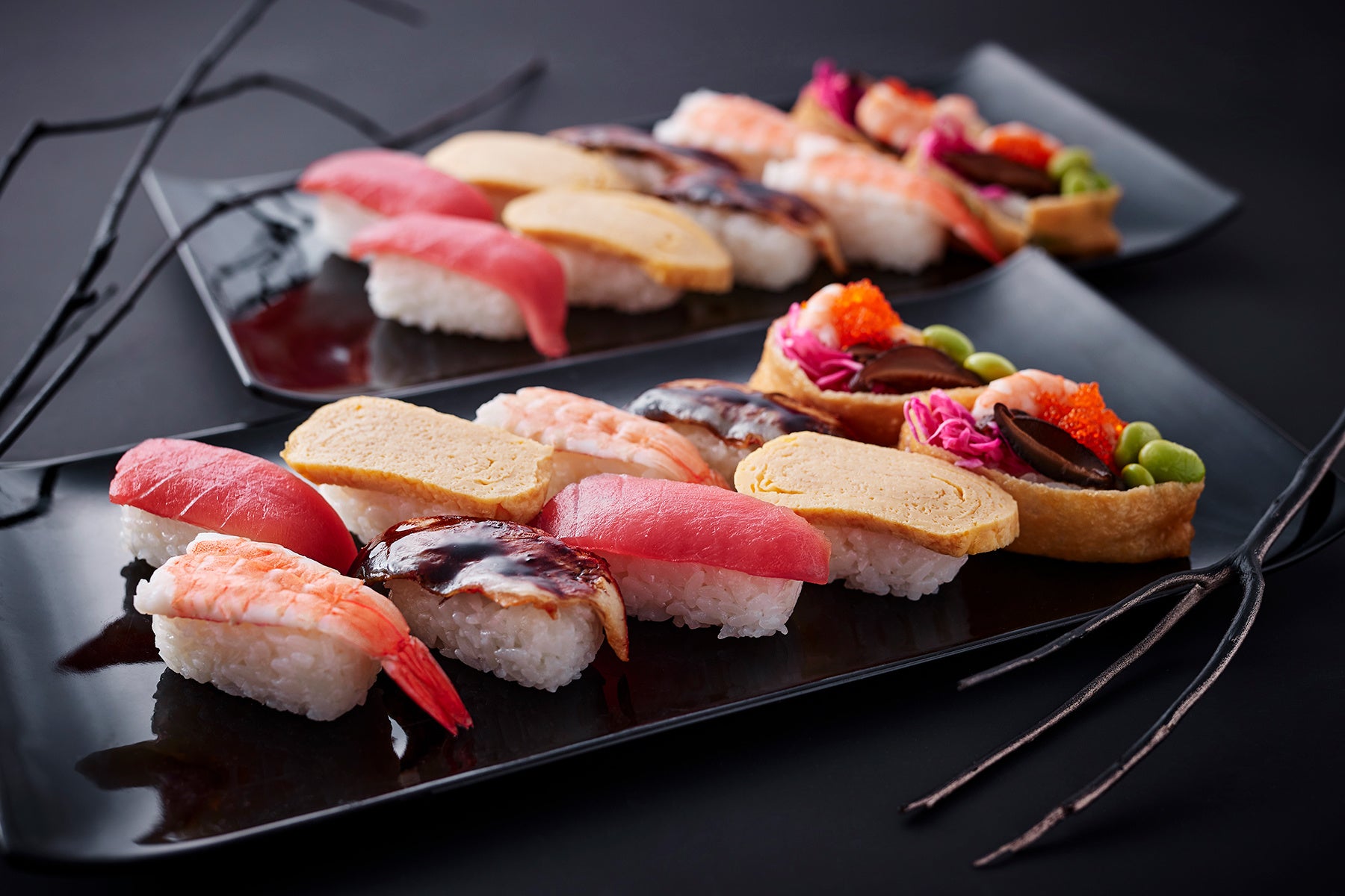 まぐろやうなぎなど5種のにぎり寿司に、彩り鮮やかないなり寿司も。