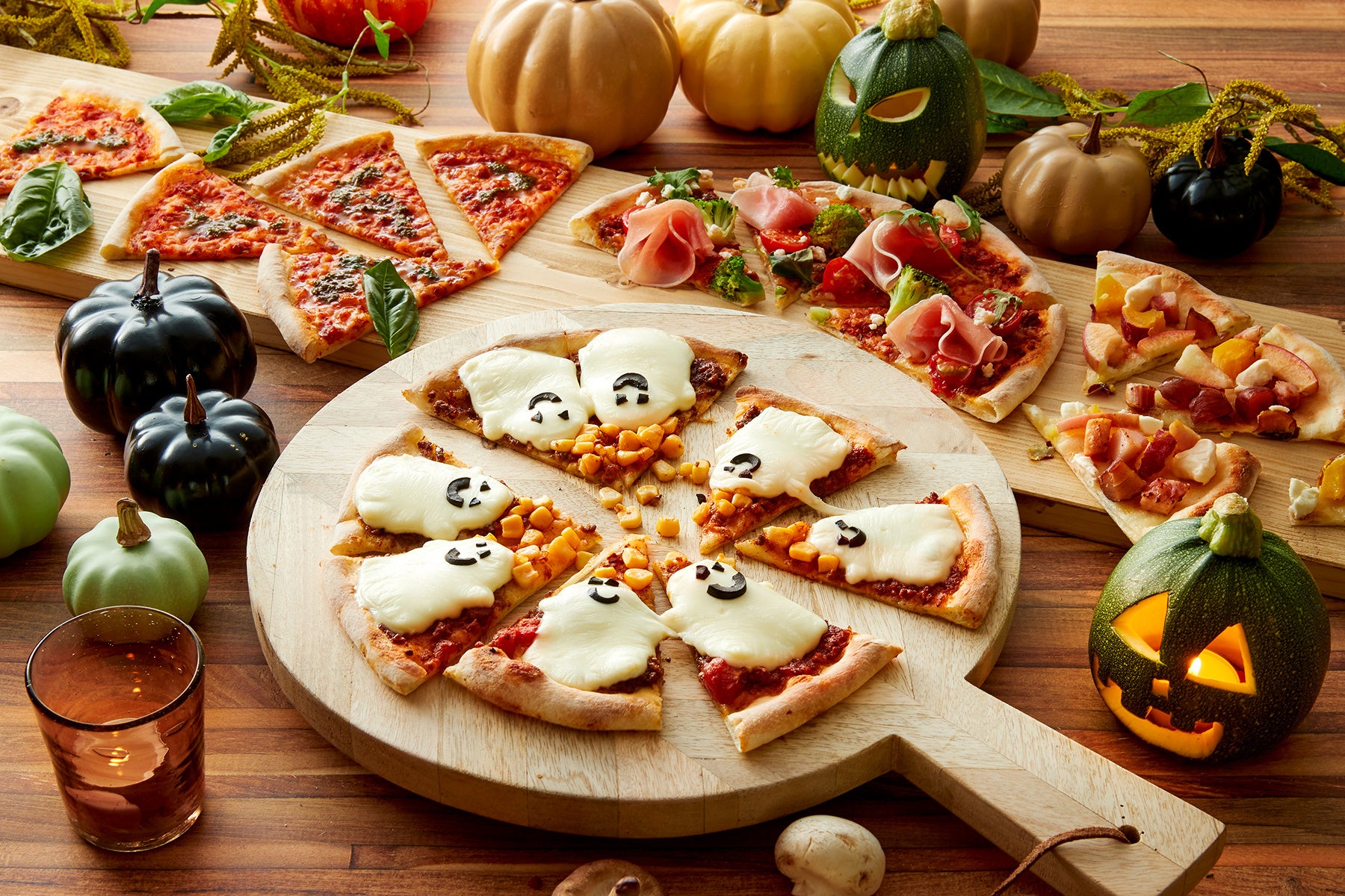 本フェアでは、にっこりスマイルの「オバケのミートソースピッツァ」をはじめ、りんごとさつま芋をトッピングした「秋の味覚ピッツァ」など4種をご用意。