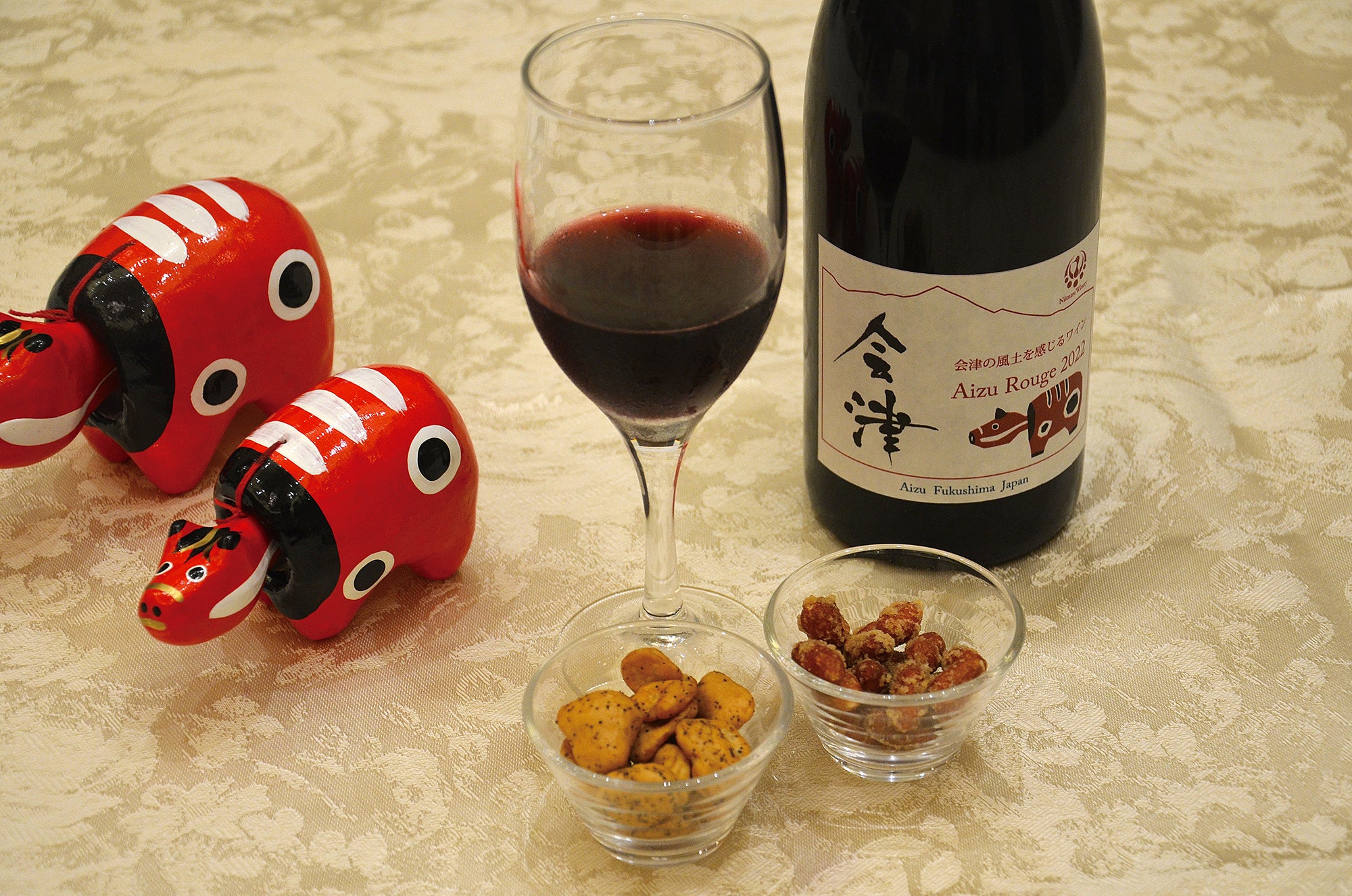 新鶴ワイナリーの赤ワインと 喜多方で作った豆のおつまみ