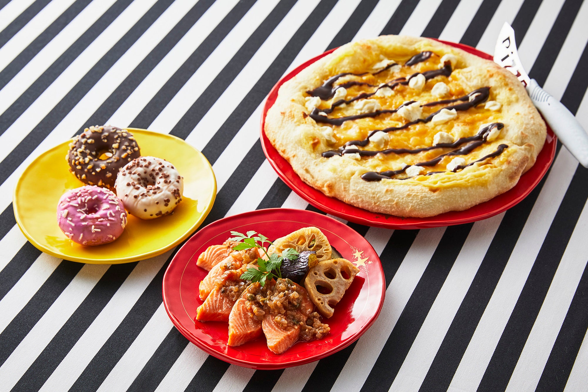 土日祝には3種の限定メニューが登場。「チョコバナナピッツァ」には味のアクセントにクリームチーズをのせています。