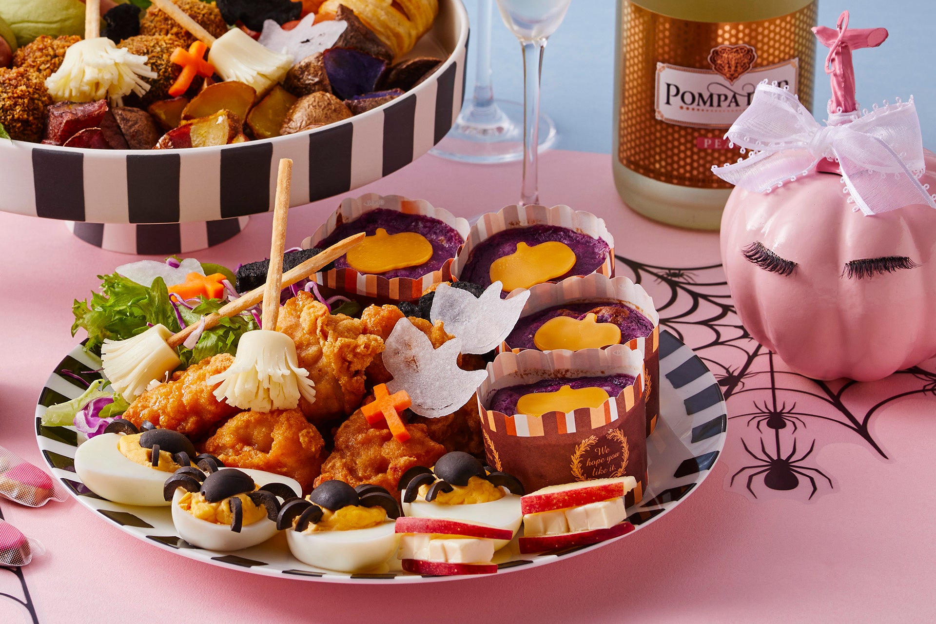 蜘蛛や十字架、コウモリなど、ハロウィーン のモチーフを散りばめたお料理とともに、 お部屋でのパーティータイムを楽しんで!