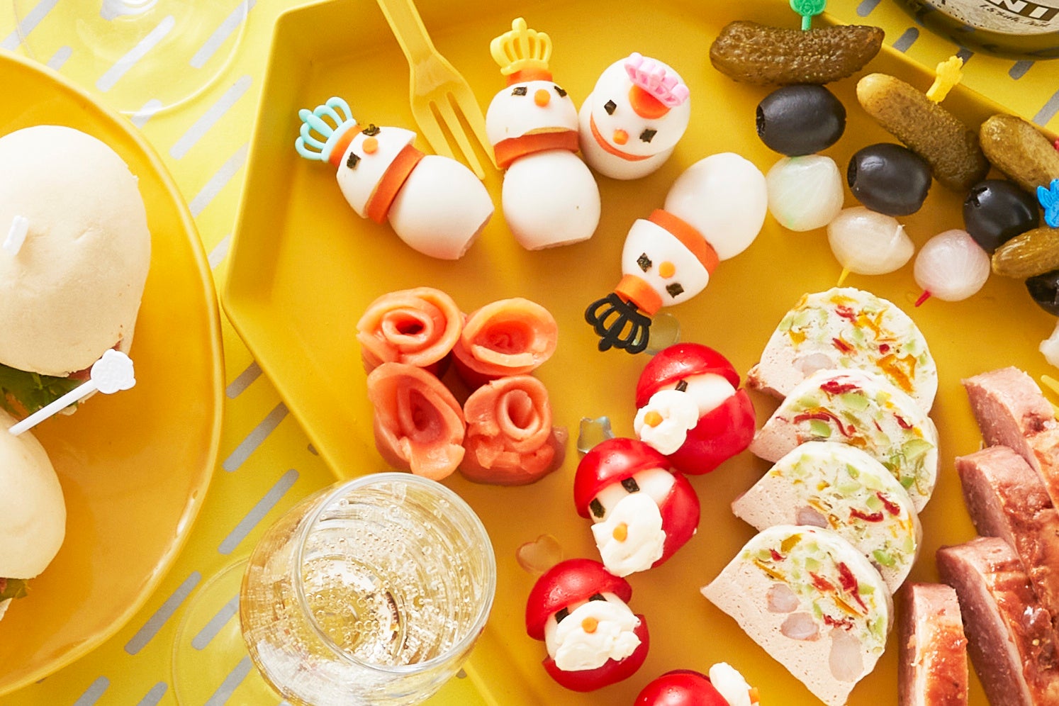 うずら卵が雪だるまに、トマトとチーズがサンタクロースに！シェフたちが楽しみながら、おめめを、おひげを、おはなを、つけてあげています♪つぶらな瞳のキュートなお料理たちを、ワクワク美味しく召し上がれ。