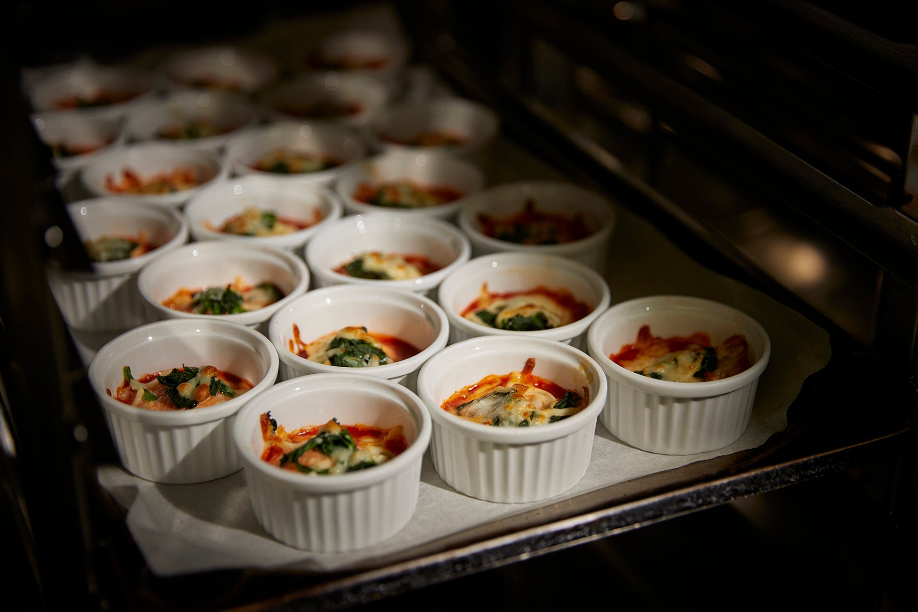 ココットでお届けするお子さまにもおすすめのサーモンとチーズのオーブン焼き。とろけたチーズがサーモンと酸味のあるトマトソースを包みこみ、優しい味わいに。