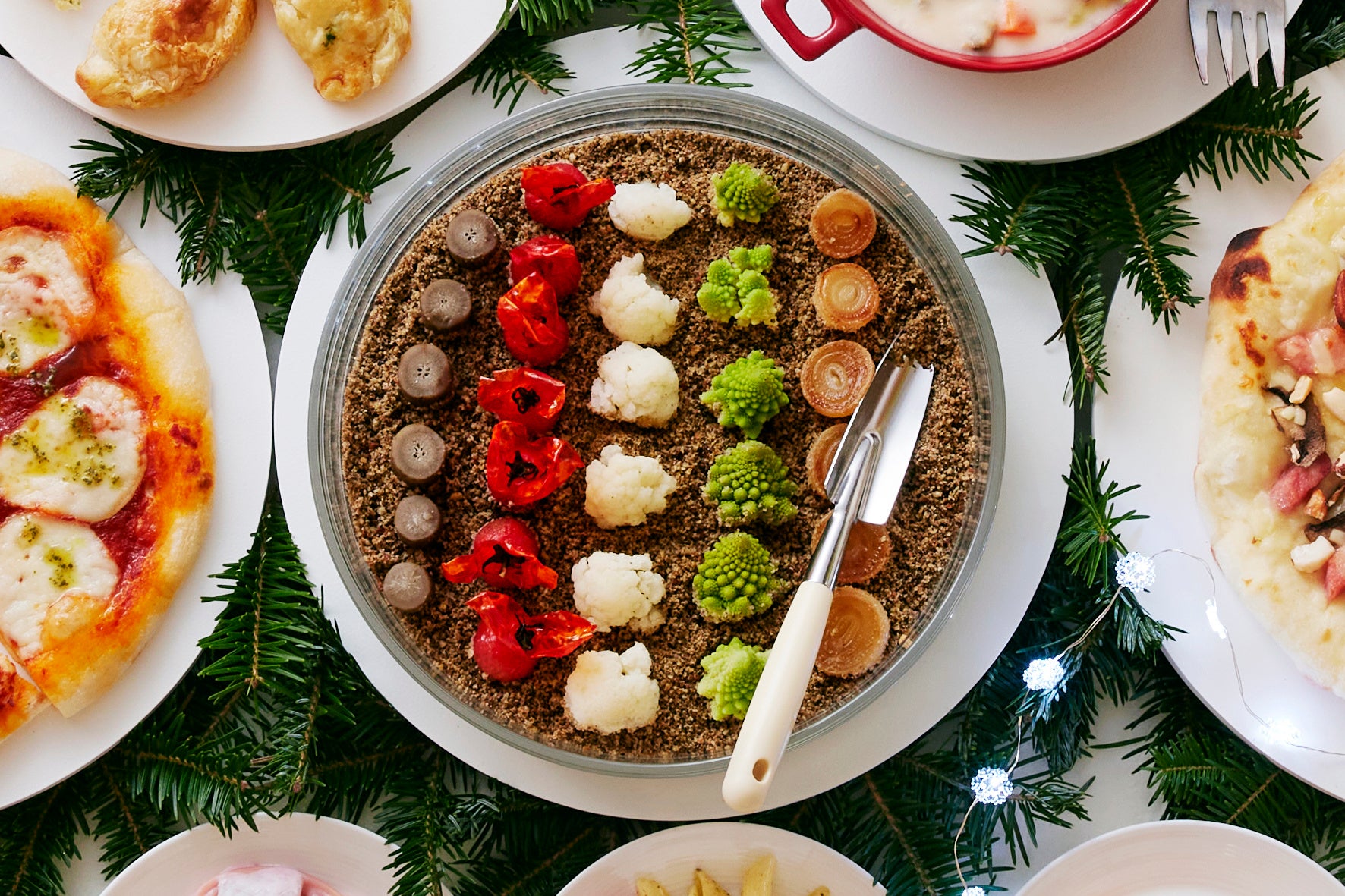 黒オリーブとパン粉、玉ねぎで作る「土」に、農園に見立て野菜を盛りつけた「サラダファーム」。太陽の恵みいっぱいの野菜を「土」と一緒にお召し上がりください！