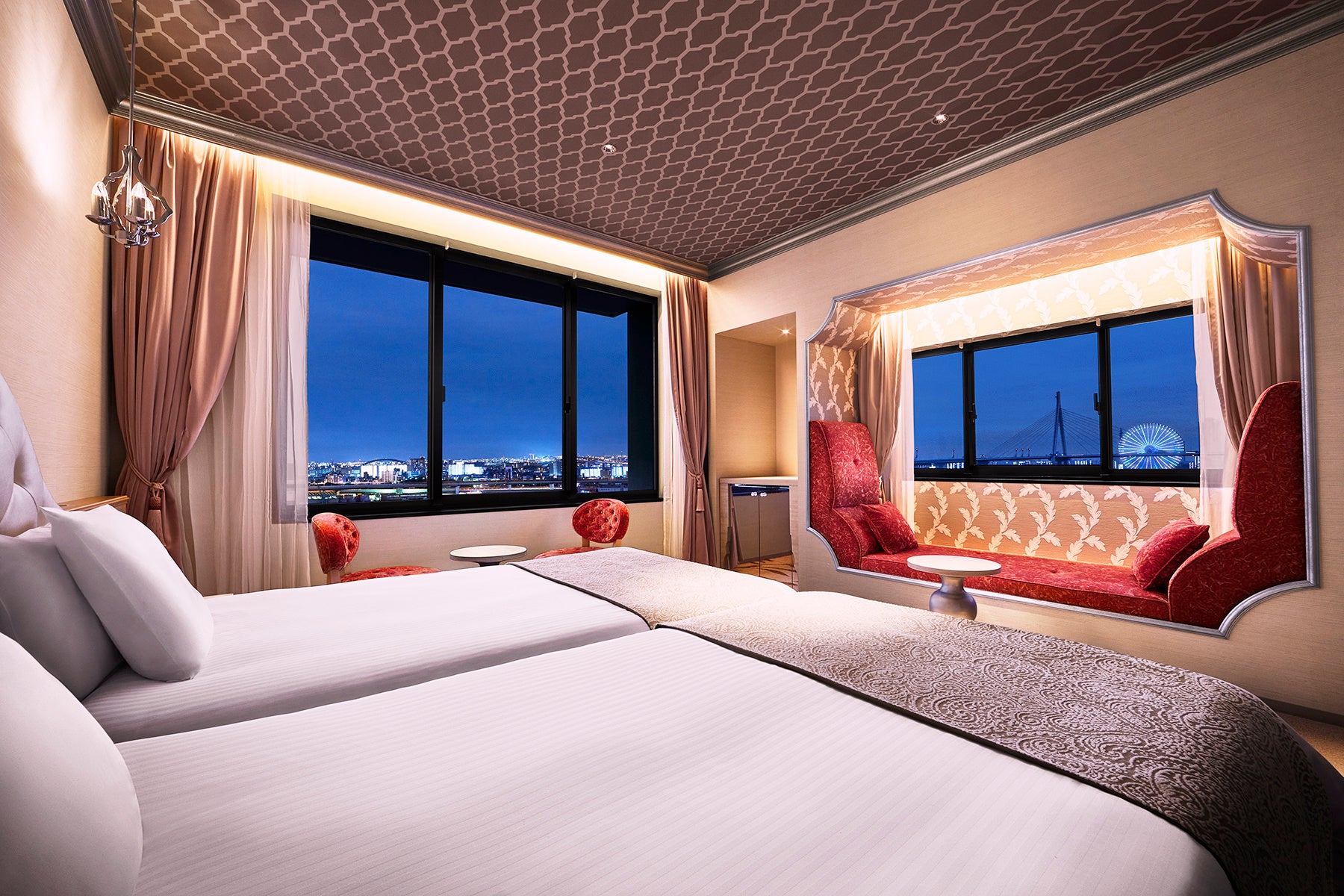 客室はリバーサイドに面し、窓の外には対岸の大阪ベイエリアの景色が広がります。天保山のきらめく夜景も望めます。