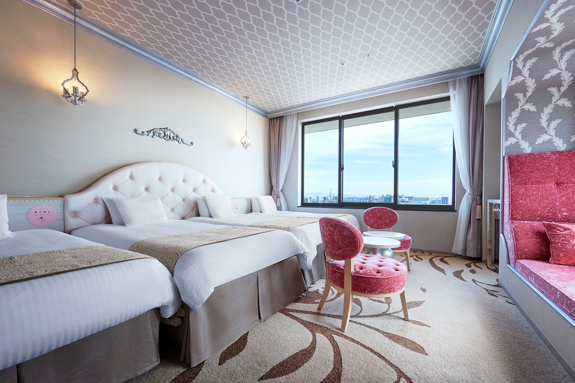 フレンチガーリーなかわいいお部屋は、特別な日の女子会におすすめ。バルーン装飾やケーキのオプションメニューも。（有料）