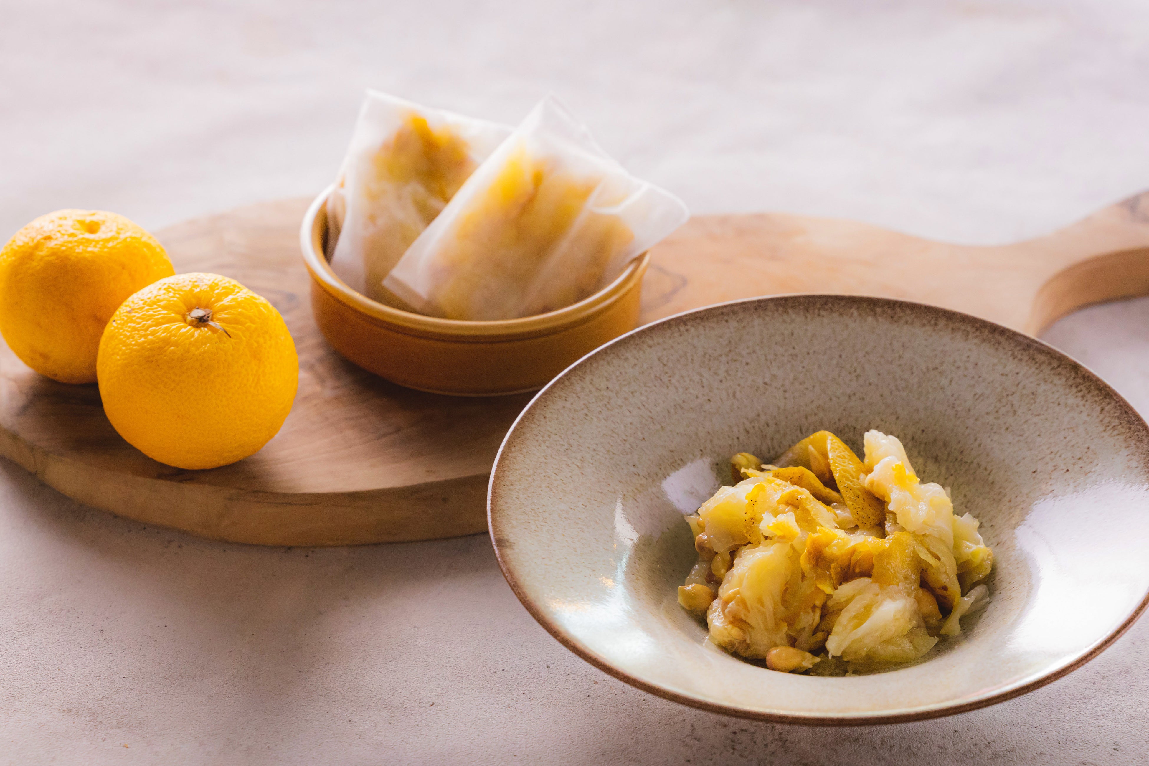 冬至の日にお渡しするのは、柚子果汁を絞った後の残渣であるワタ・種・皮を組み合わせて作る「柚子袋」。写真はイメージです。