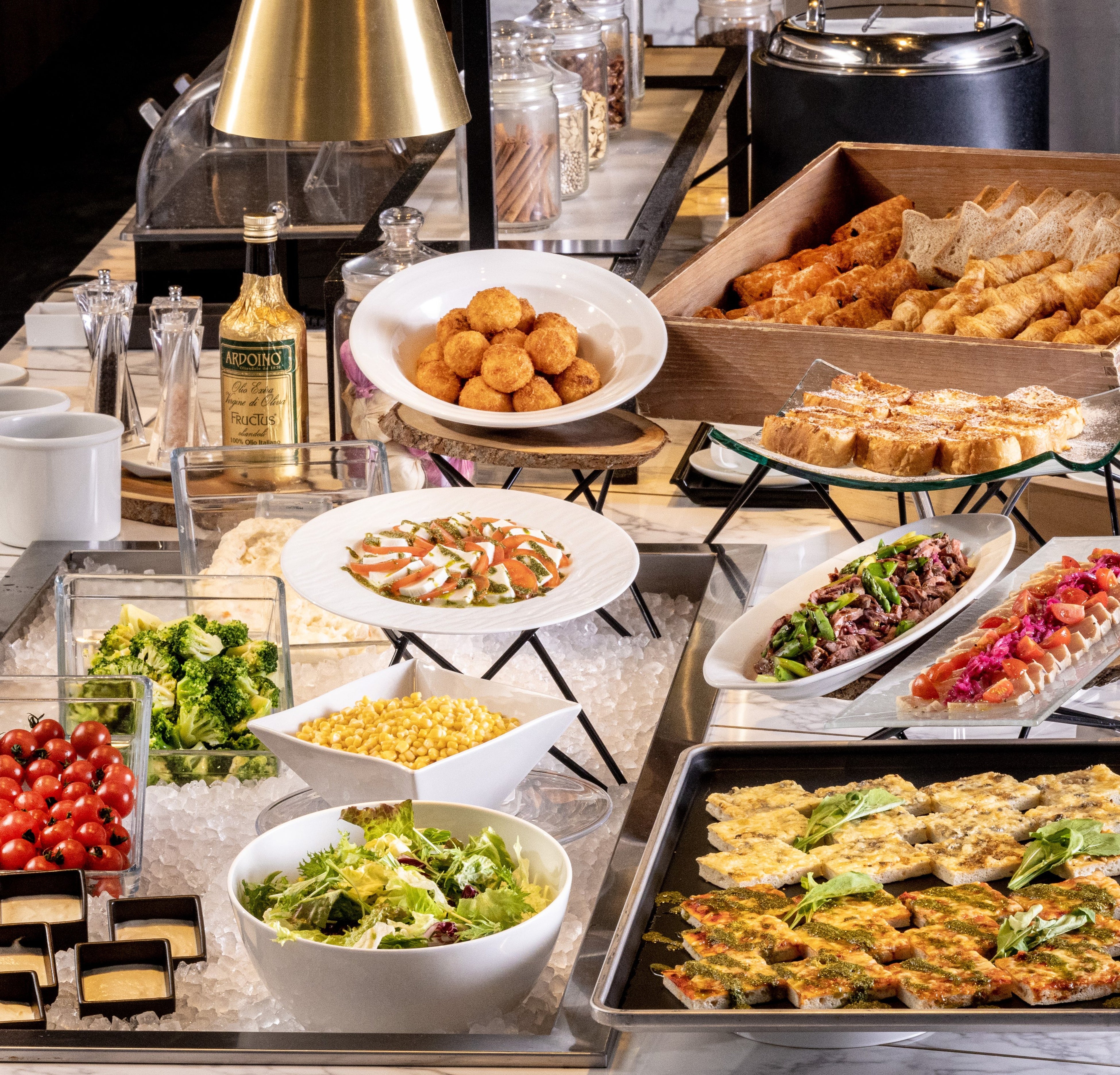 クロスホテル大阪】平日は時間無制限で楽しめるランチビュッフェが