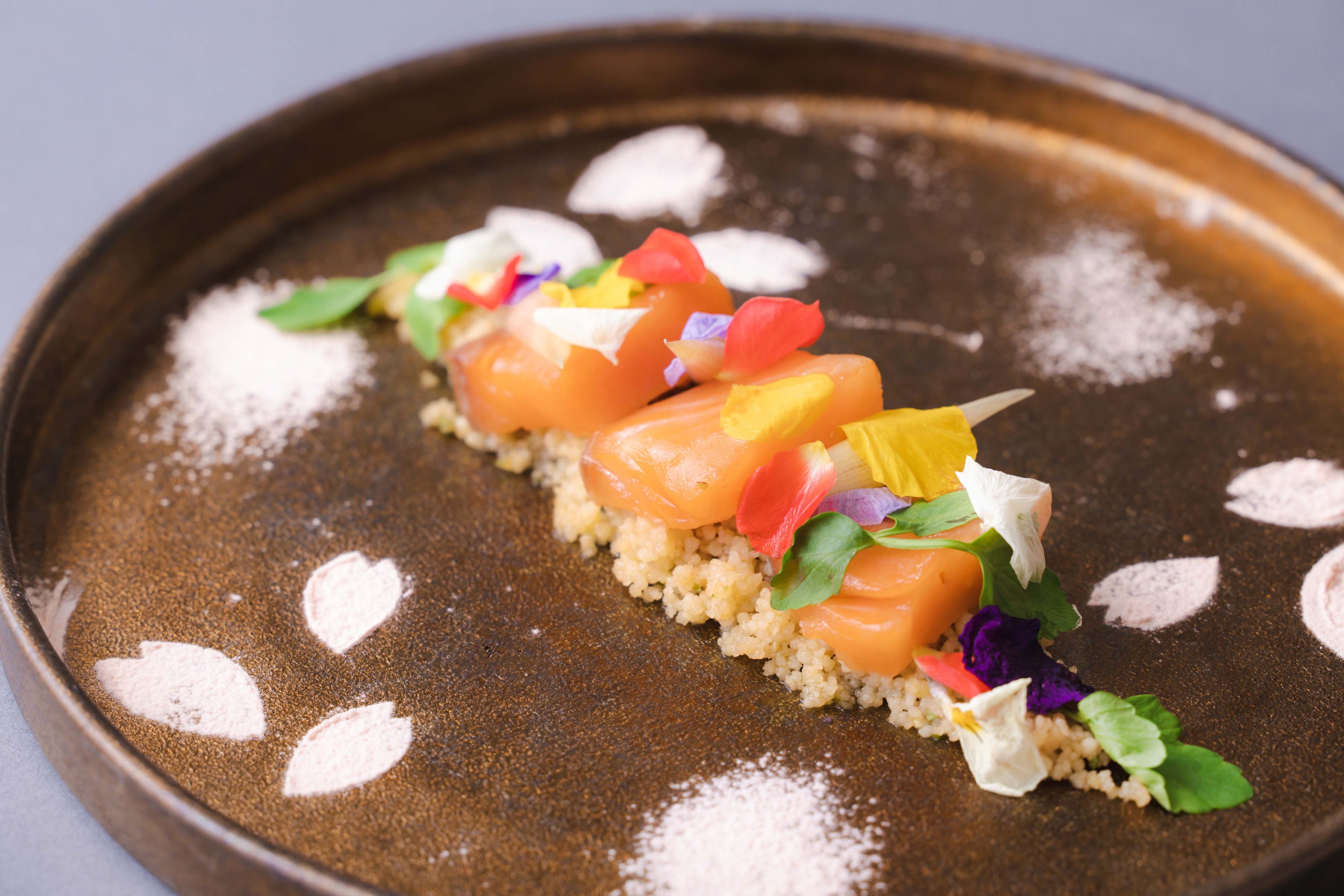 桜香るサーモンとクスクスのサラダ