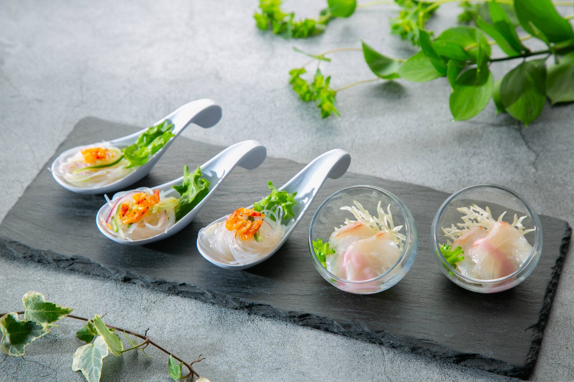 左:花蝦粉絲 右:鯛のさくらマリネ