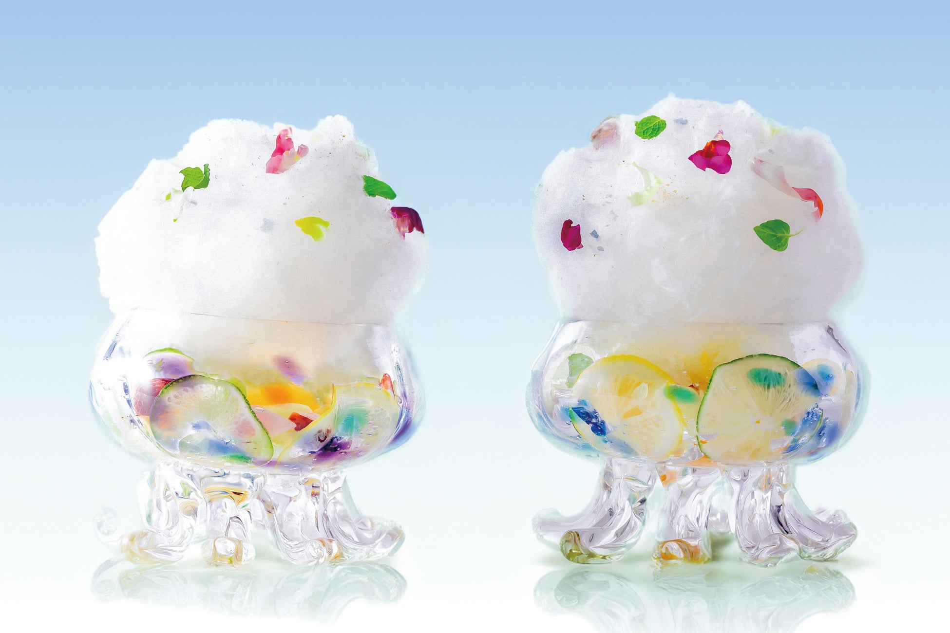 ふんわり綿菓子がまるでクラゲの帽子のような印象的な「メロンシャリシャリフローズンパフェ~綿菓子とラムネと~」。※写真は2名さま分のイメージです